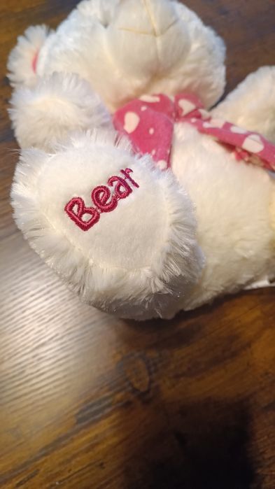 Pluszowy miś w szaliku w serduszka