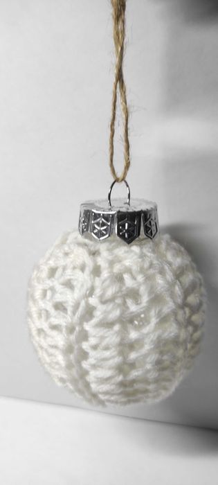 Białe szydełkowe bombki, rękodzieło, z plastikowym wypełnieniem