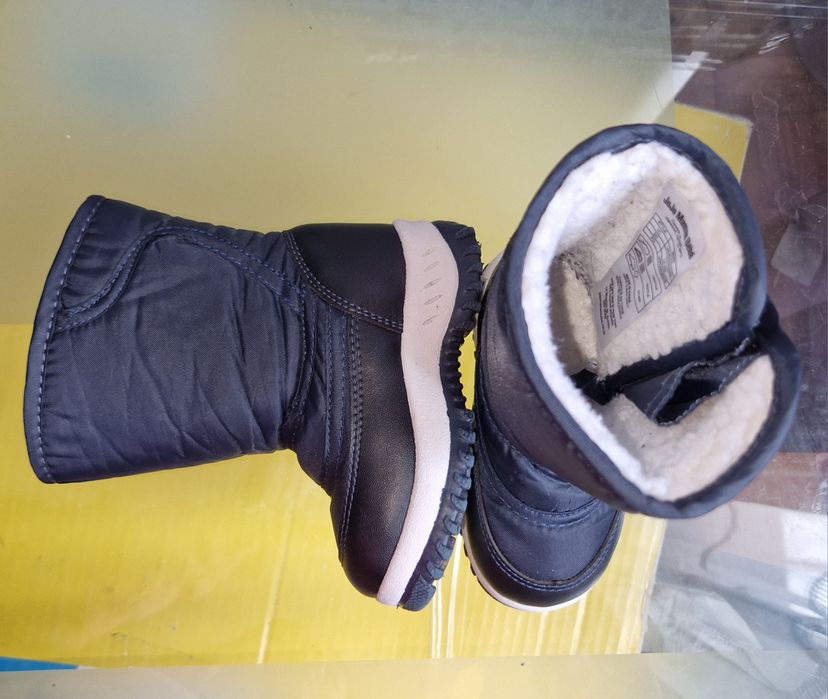 Ciepłe zimowe buty. Śniegowce
