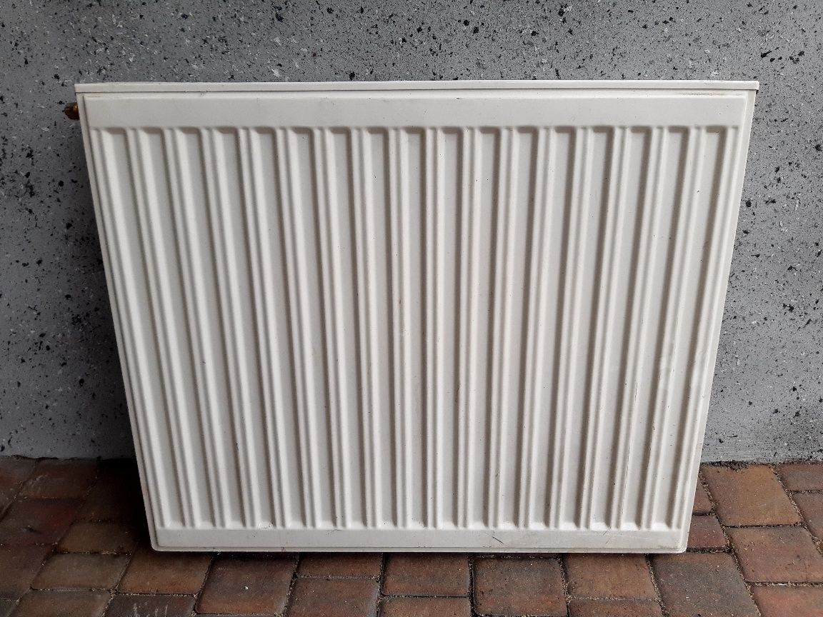 Grzejnik panelowy 750mm x 600mm, przyłącze dolne lewe