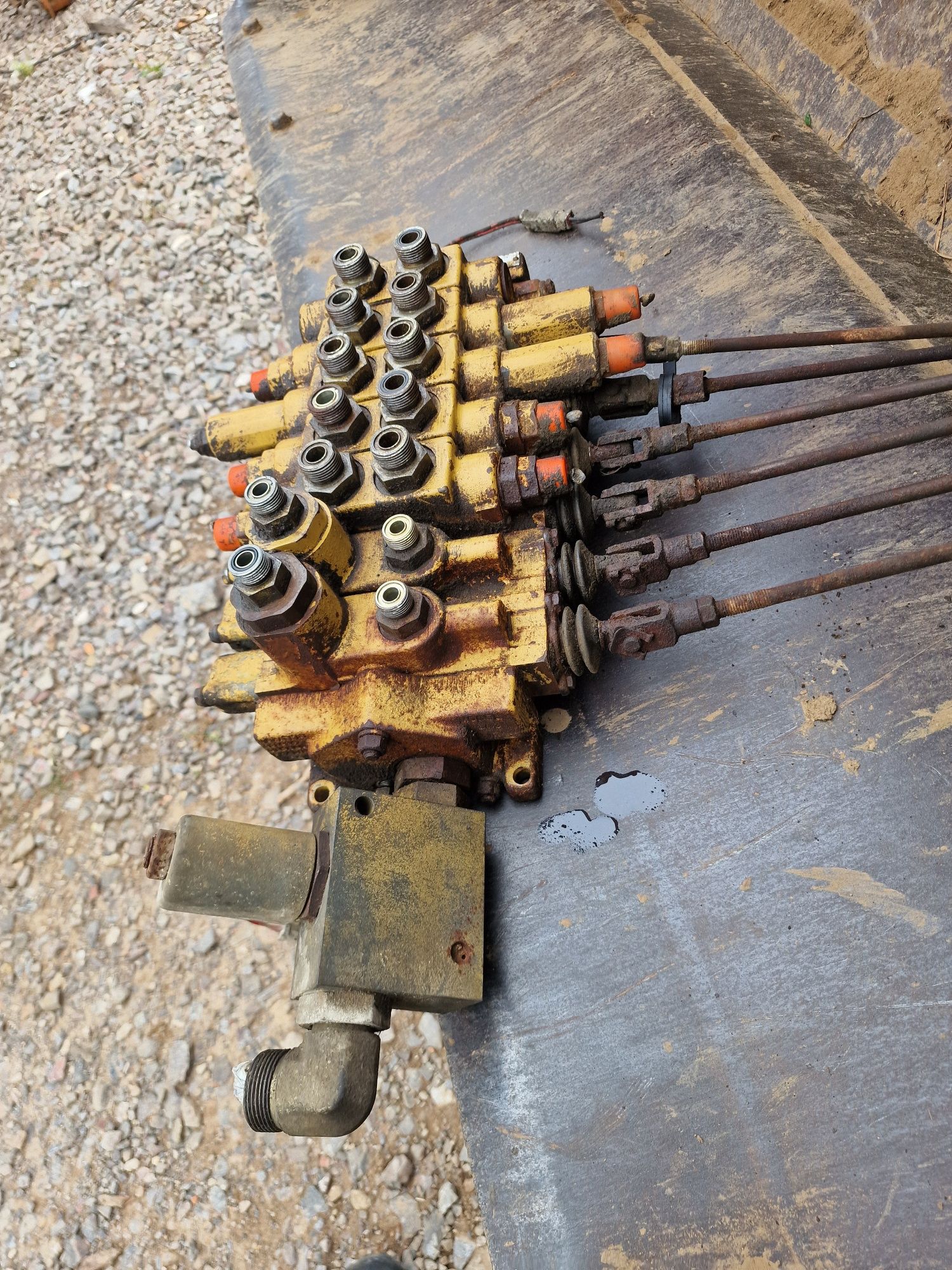 Cat 428B rozdzielacz hydrauliczny