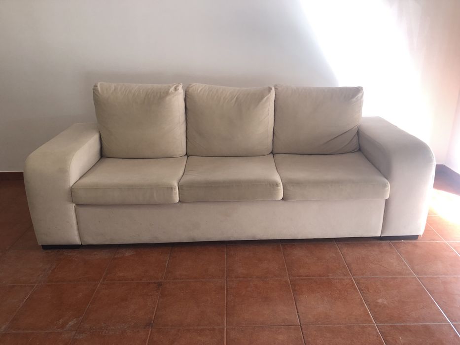 Sofa Tres Almofadas Beje
