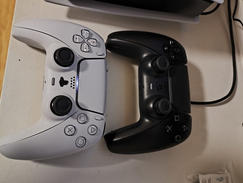 Playstation 5 - 1 TB com leitor de discos e dois comandos Dualsense