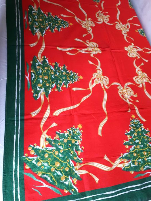 ozdobny obrus świąteczny z choinkami