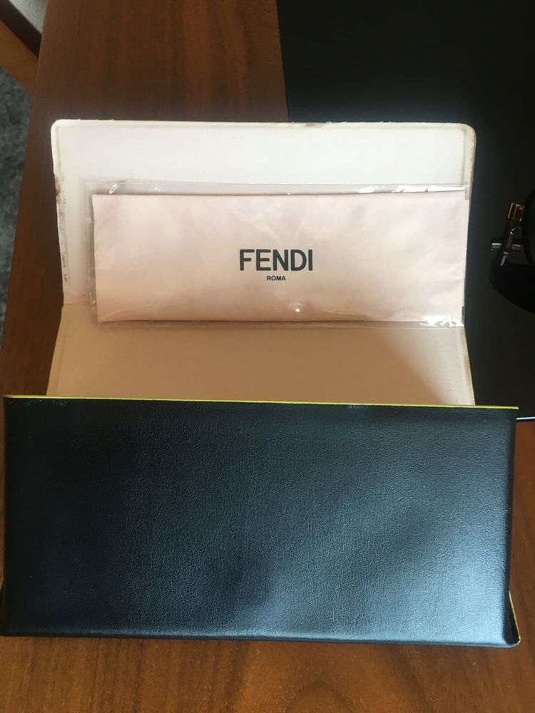 Oculos de sol fendi como novos