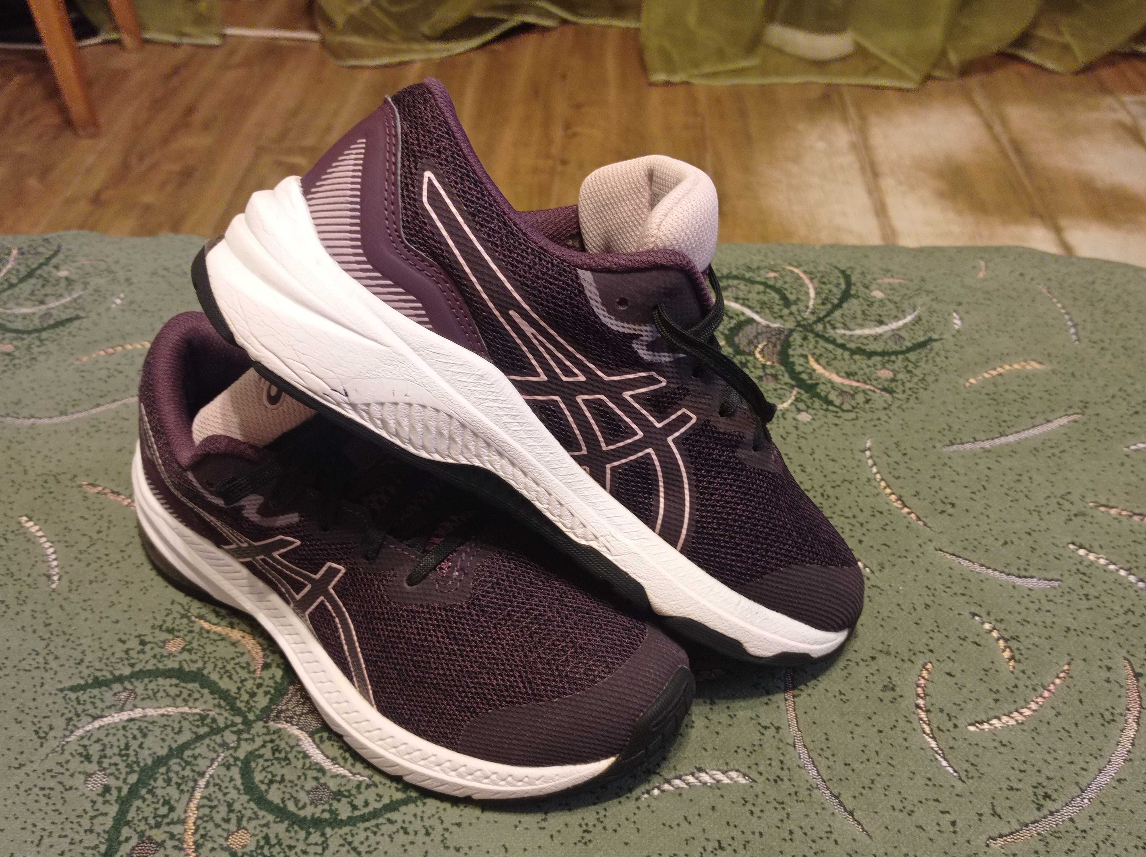 Кроссовки Asics (оригинал) фирменные размер 36стелька- 23см.