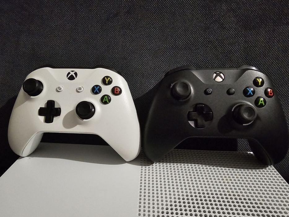 XBOX One S + 2 comandos