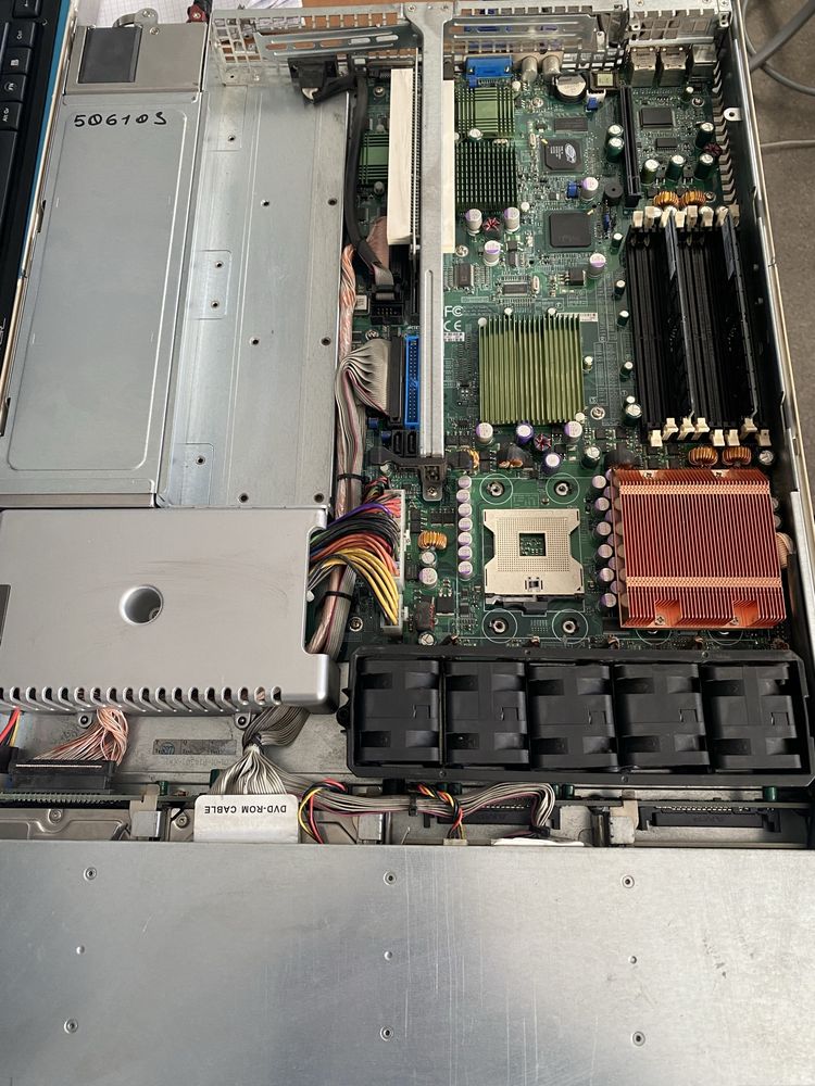 сервер від Supermicro, модель SuperServer 6014P-82.
