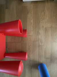 niebieski stół z parą czerwonych krzesełek,odbiór osobisty