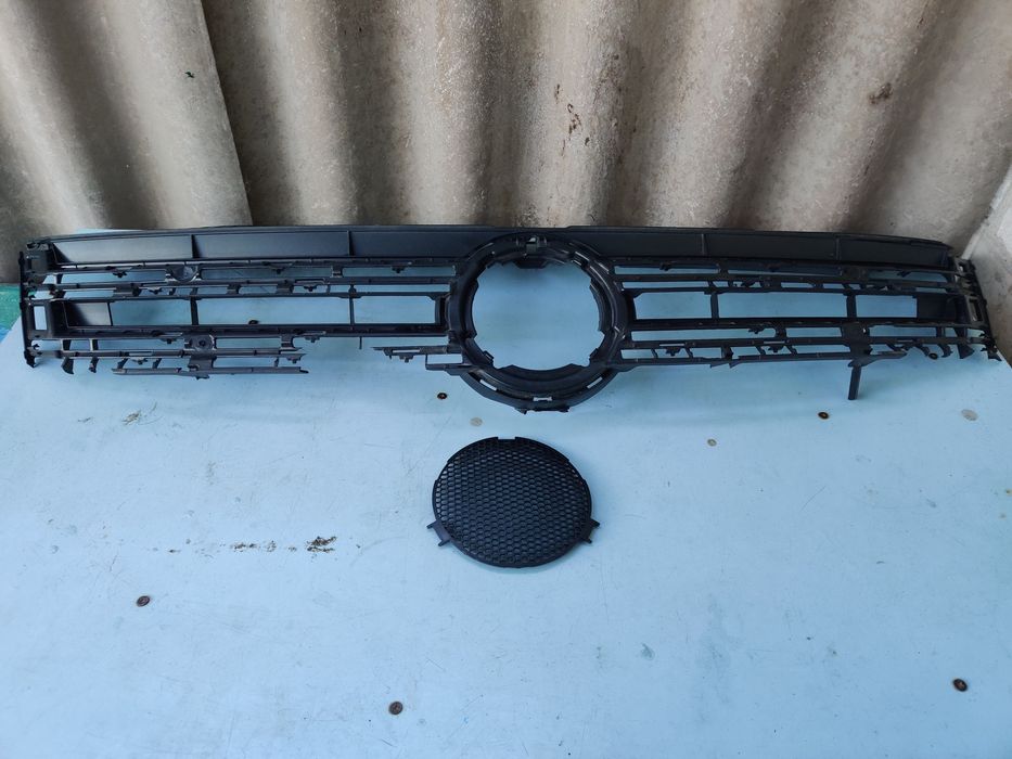 Решітка сортова 561853343 H81 Tiguan