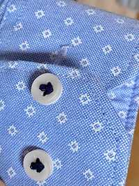Klasyczna męska koszula Zara w błękicie z ozdobnymi detalami