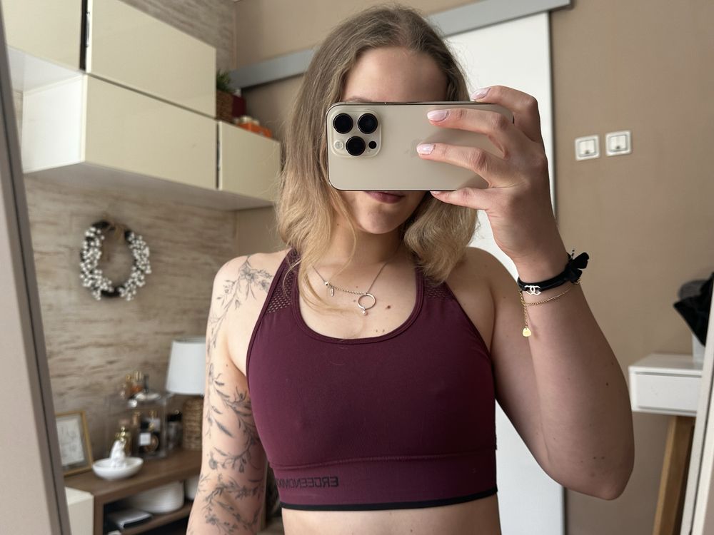 bordowy stanik sportowy