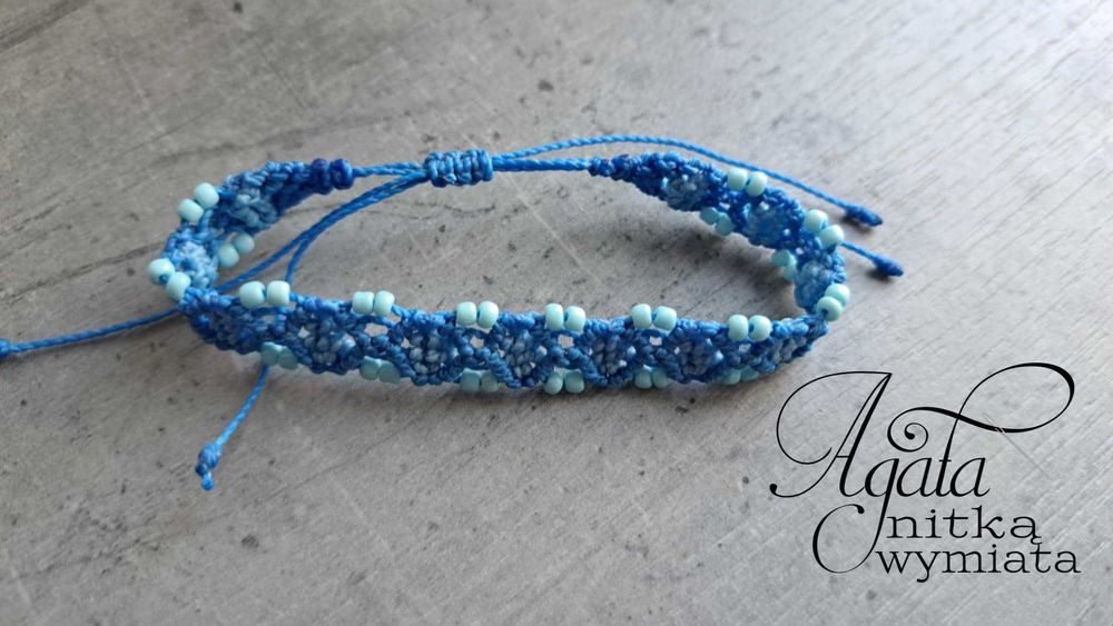 Bransoletka mikromakrama w niebieskim