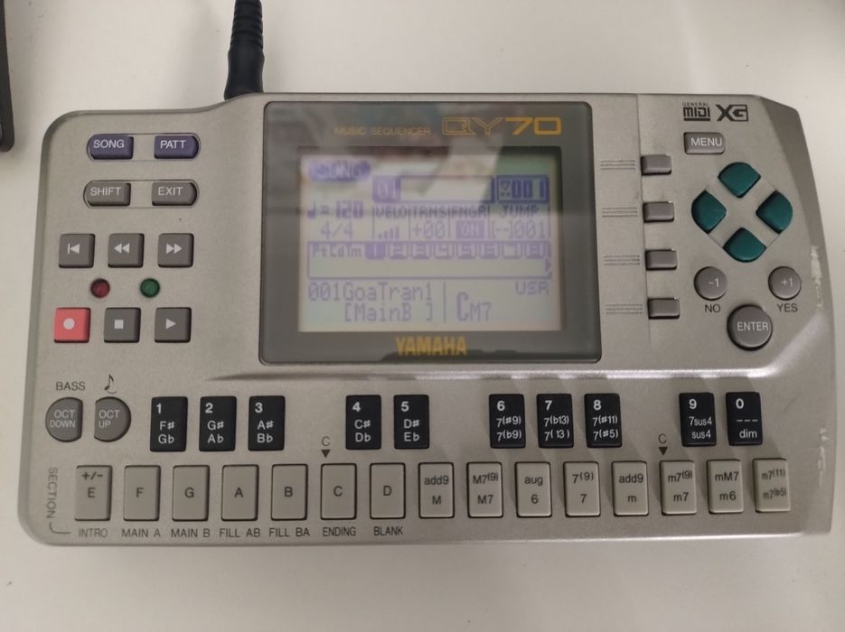Yamaha QY70, sekwencer, lofi, groovebox, mobilna stacja robocza.