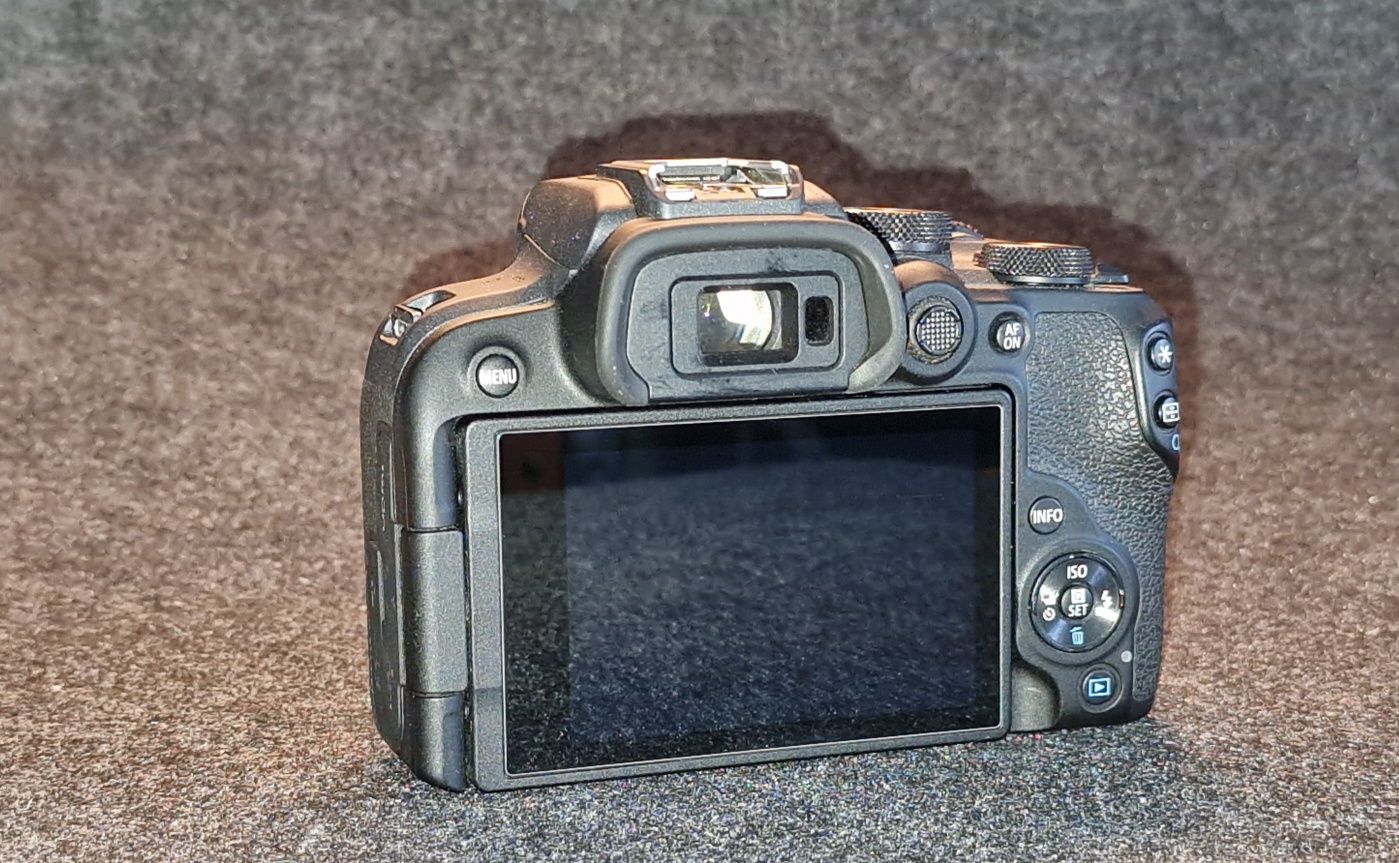 Canon EOS R10 + Lente 18-150mm