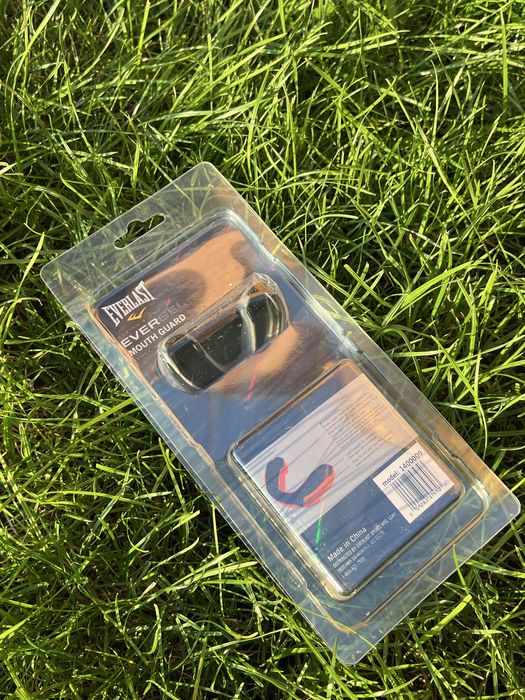 Капа боксерская EVERLAST/перчатки боксерские