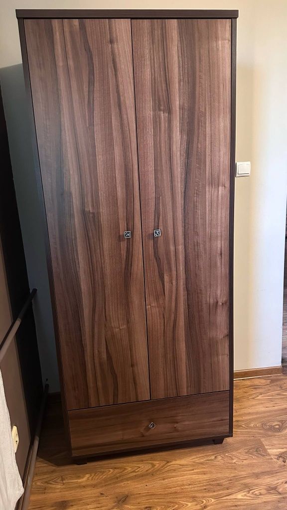 Komplet mebli: dwudrzwiowa szafa, komoda