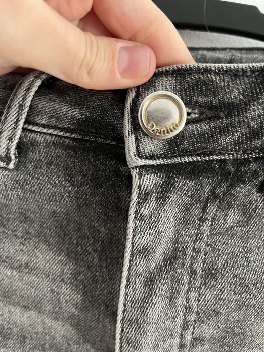 szare szorty krótkie spodenki jeansowe