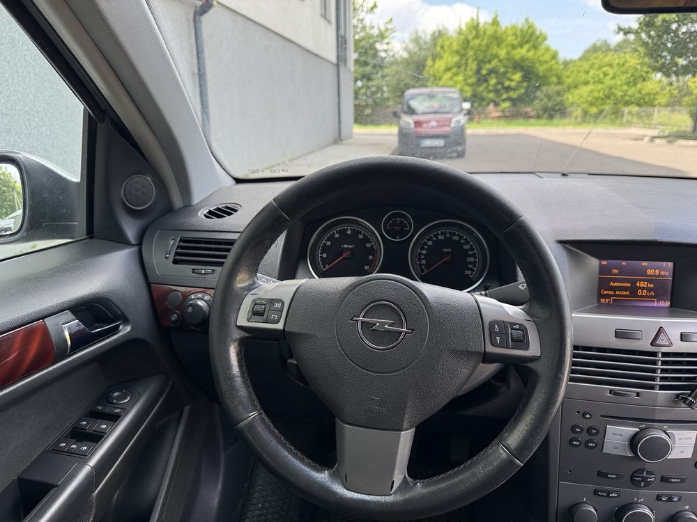 Opel Astra n Університет