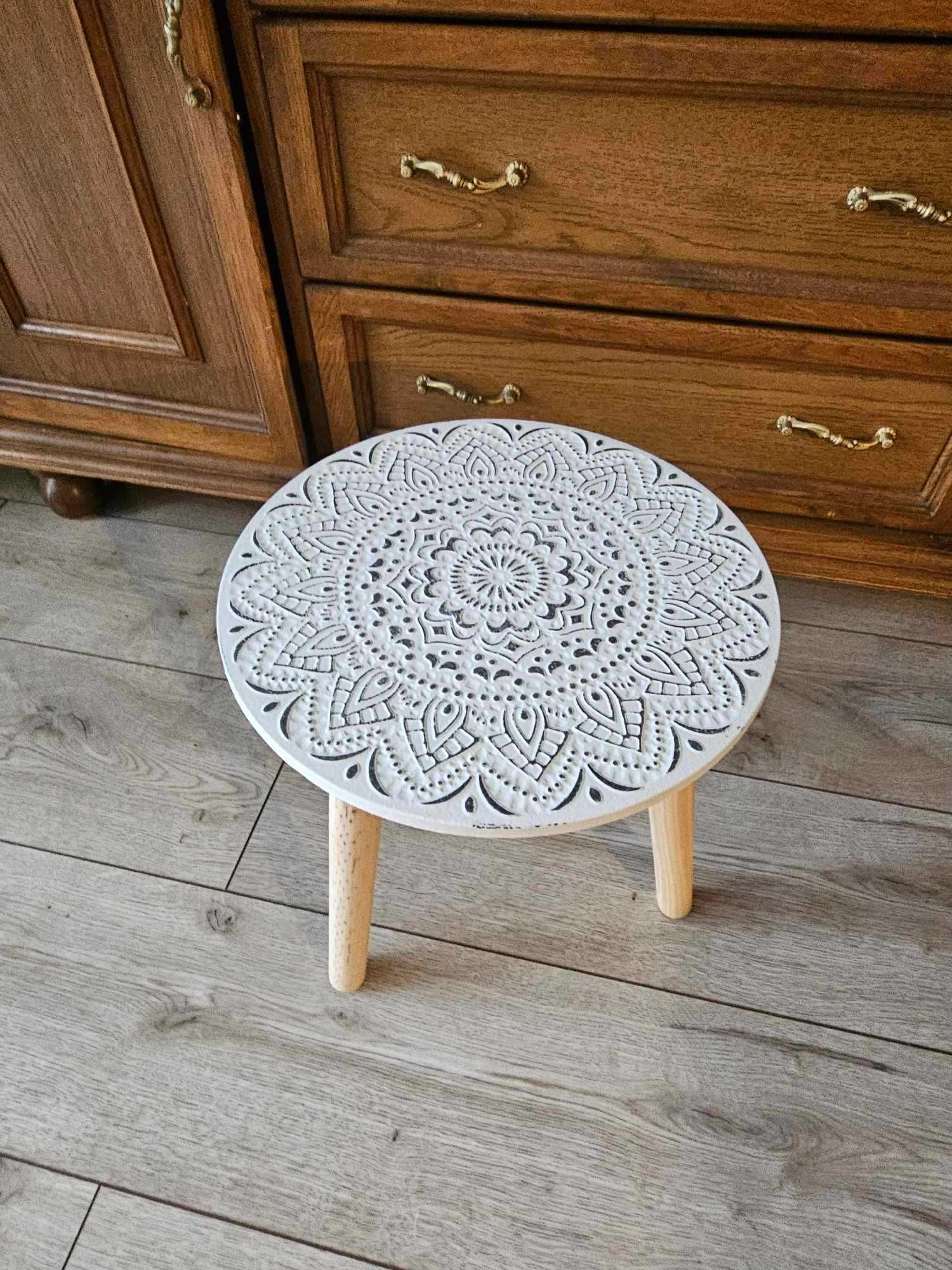 Ażurowy stojak stolik na kwiaty dekoracyjny do salonu wystrój boho