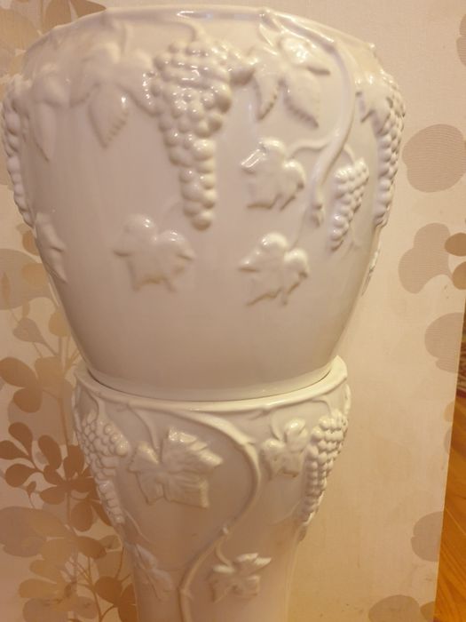 Donica na kwiaty z kolumną. Ceramika