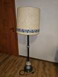 Zdobiona lampa stojąca