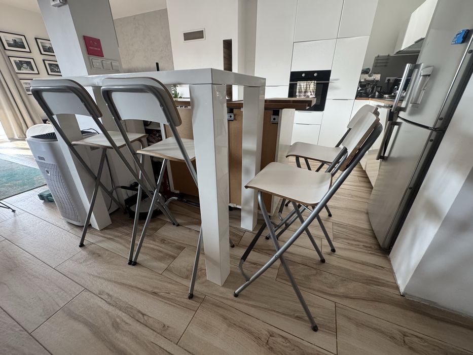 Stol barowy (bialy polysk) z 4 hokerami z ikea