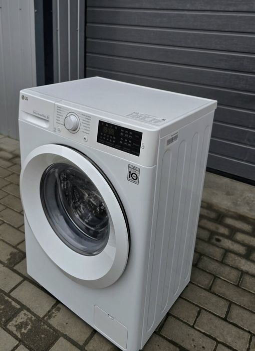 Продам ВУЗЬКУ  пральну машинку LG 812PWGNK5751 на  6 кг 1000 об/хв  бу