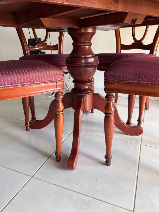 Uma mesa de carvalho e quatro cadeiras.