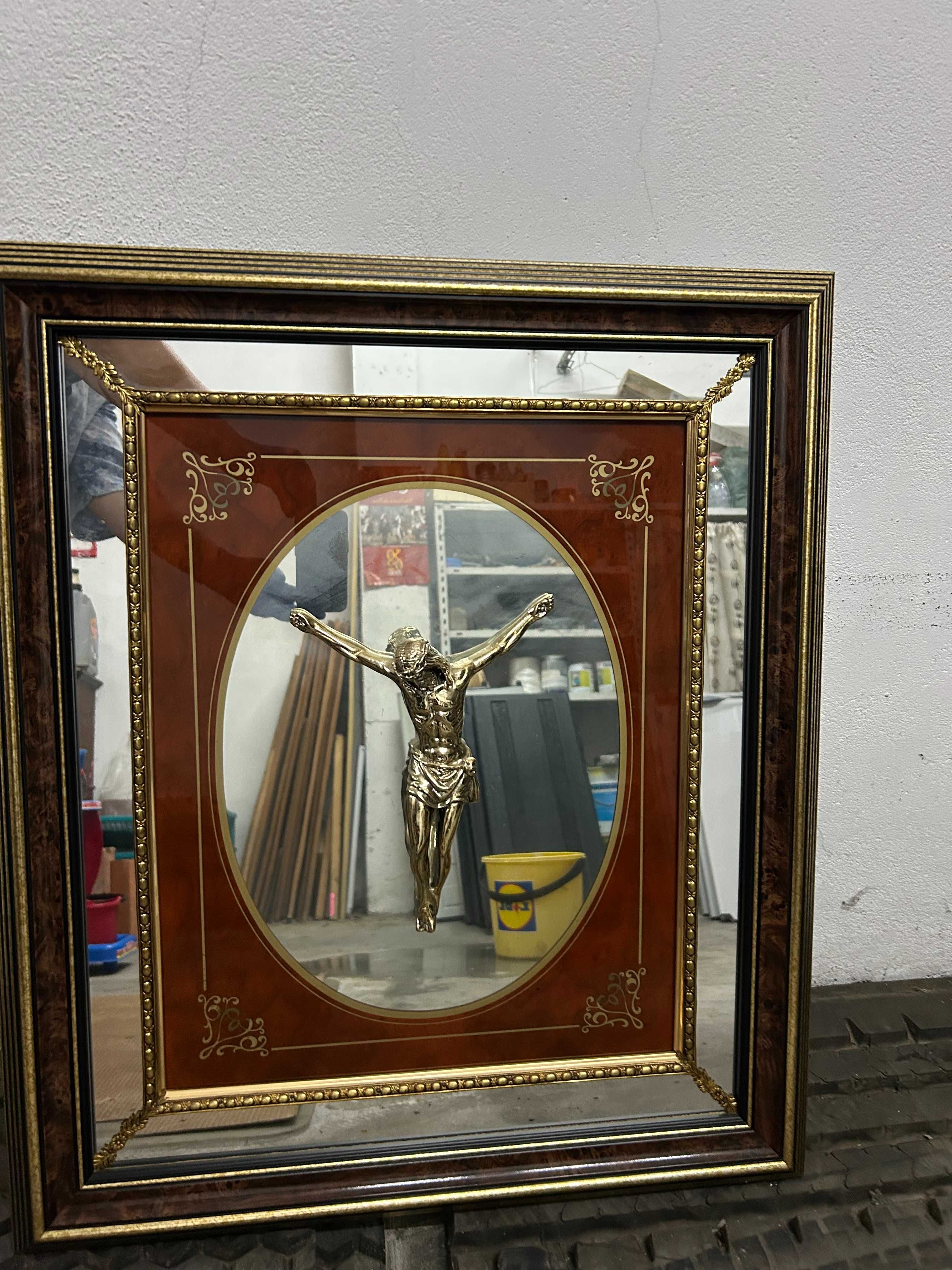 Quadro espelhado com Cristo na cruz..