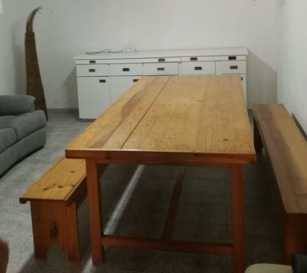 Mesa de madeira e bancos