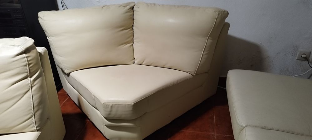 Sofá em pele bege de canto