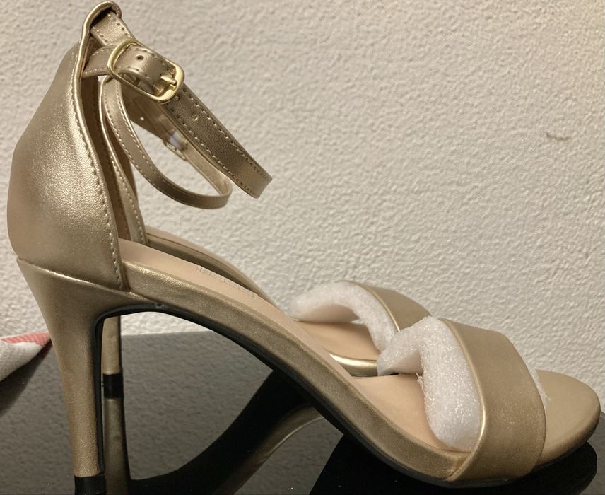 Sandálias de saltos altos