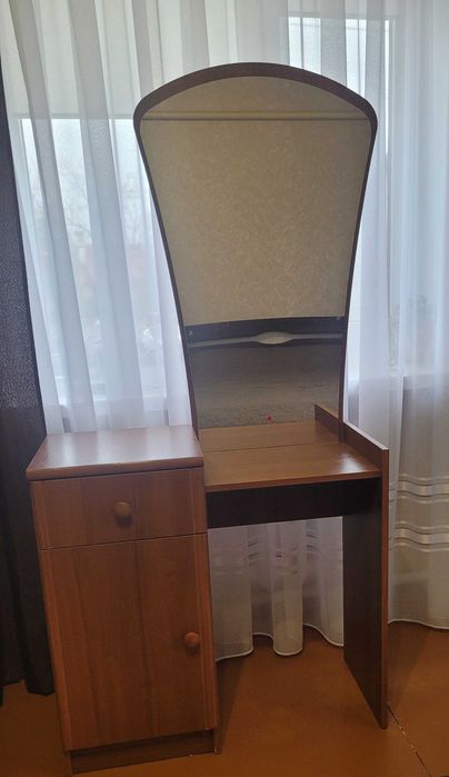 Тумба з дзеркалом.