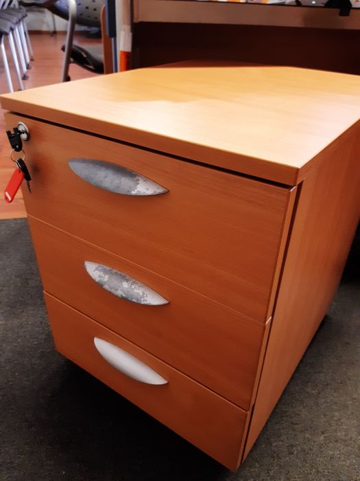 Biurko z zamykaną szafką