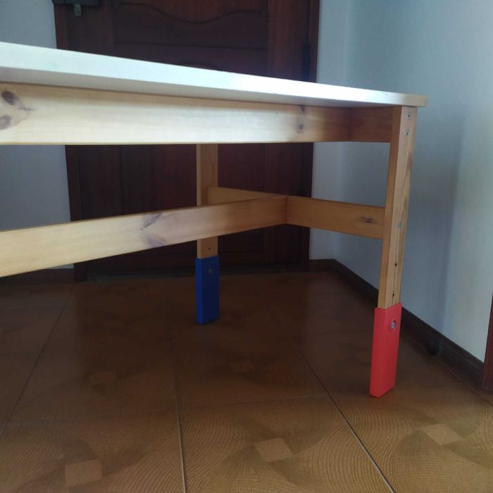 Mesa/Secretária de criança IKEA – 3 alturas, tampo novo!