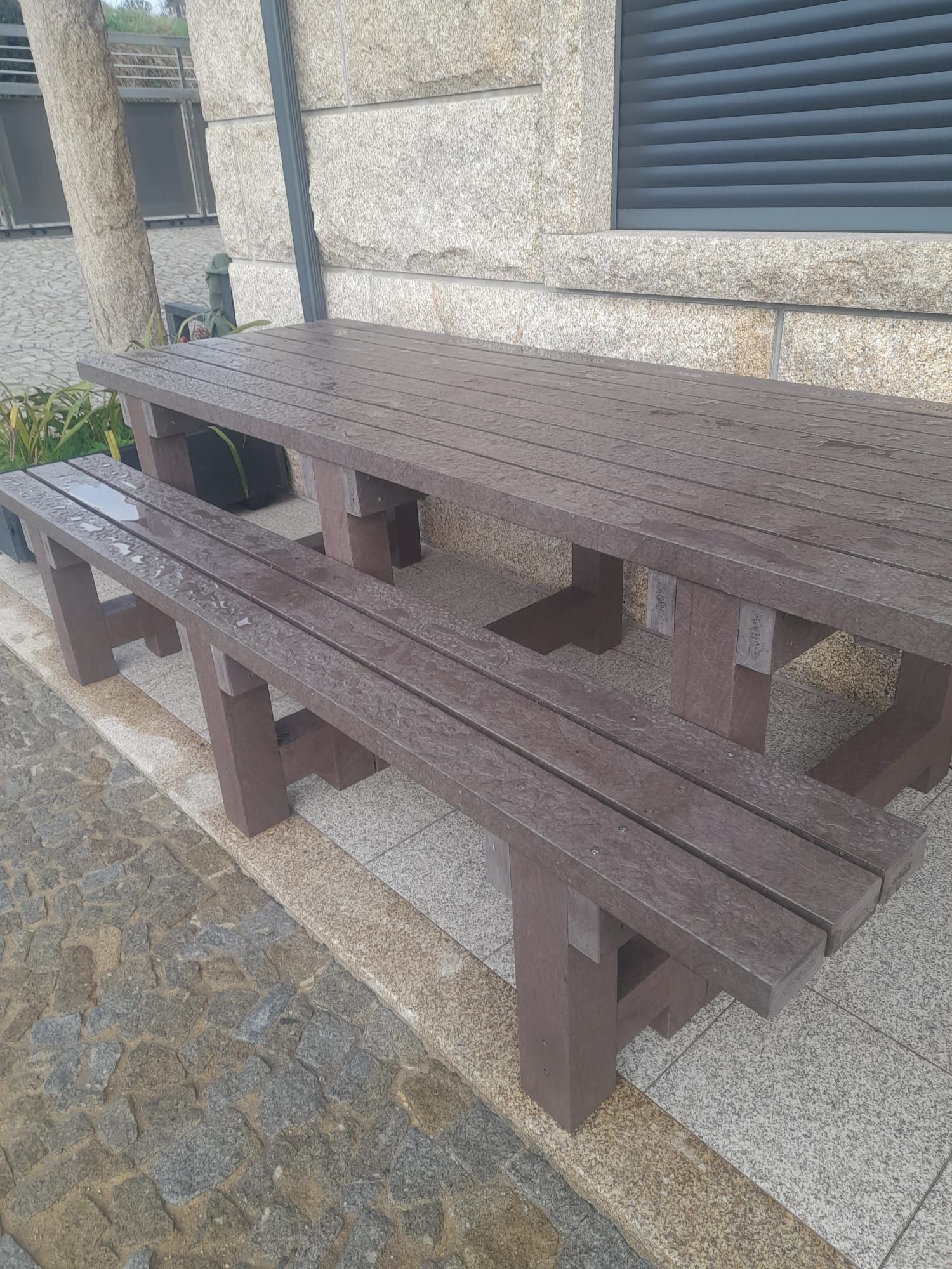 Material para exterior. Não é madeira. Não necessita de manutenção.