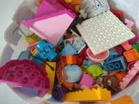 Klocki LEGO Duplo i pasujące do Duplo.