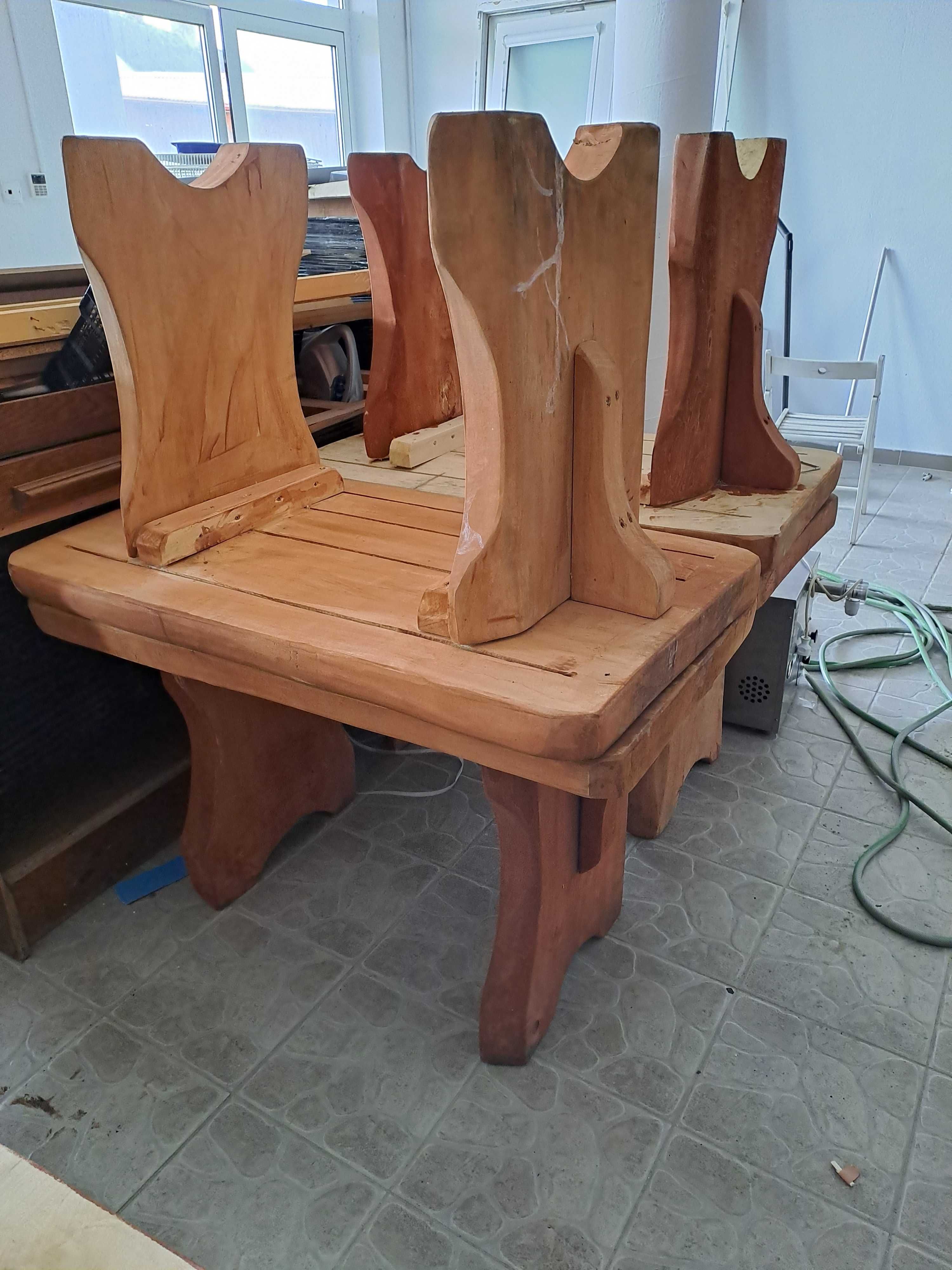 Stół ogrodowy z ławkami z grubego litego drewna.