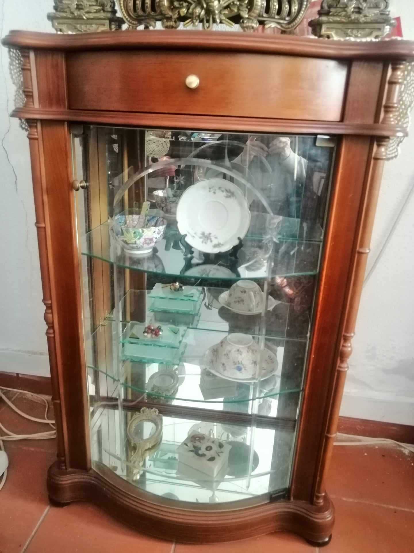 2 Móveis/ Vitrine em madeira maciça ( Vendo individual) Ler Descrição