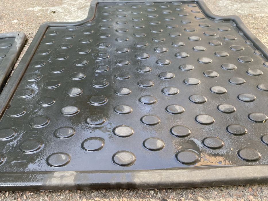 Два задніх коврика Toyota Camry