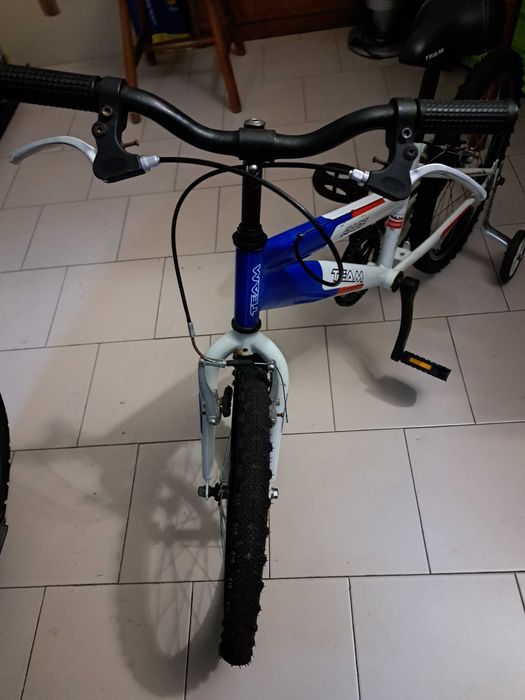 Bicicleta com apoio pedais
