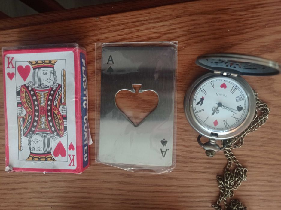 Komplet 3 w 1 zestaw zegarek w logo kart otwieracz i karty wszystko 40