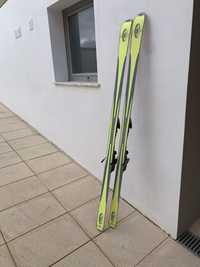 2 pares de skis usados.