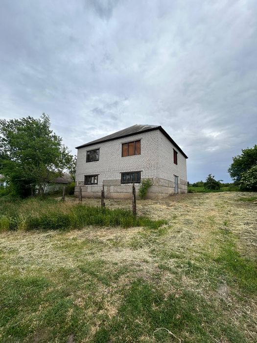 Продається двоповерховий будинок в селі Рівному Кіровоградської област