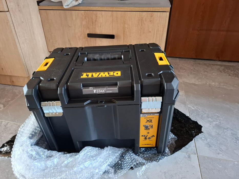 Kufer skrzynia dewalt