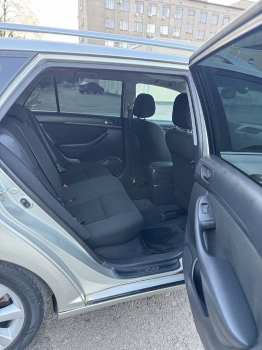 Toyota Avensis 2,0d механіка дизельний універсал в гарному стані