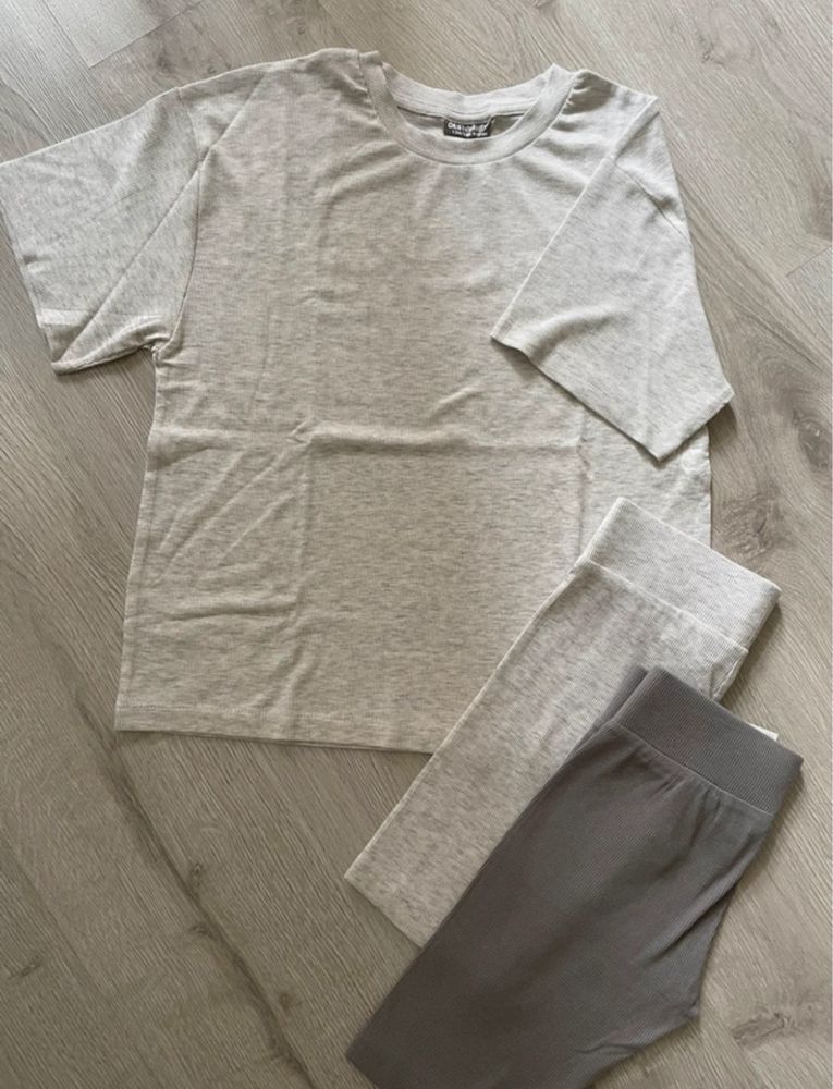 Szary zestaw prazkowany tshirt 134/140 i 2 pary kolarek 134