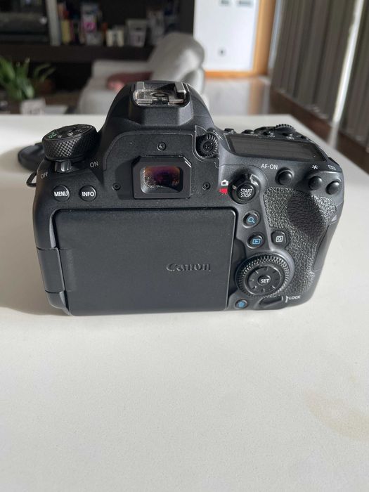 Canon 6D Mark II + 24-105 IS SMT + 2 Baterias + Carregador