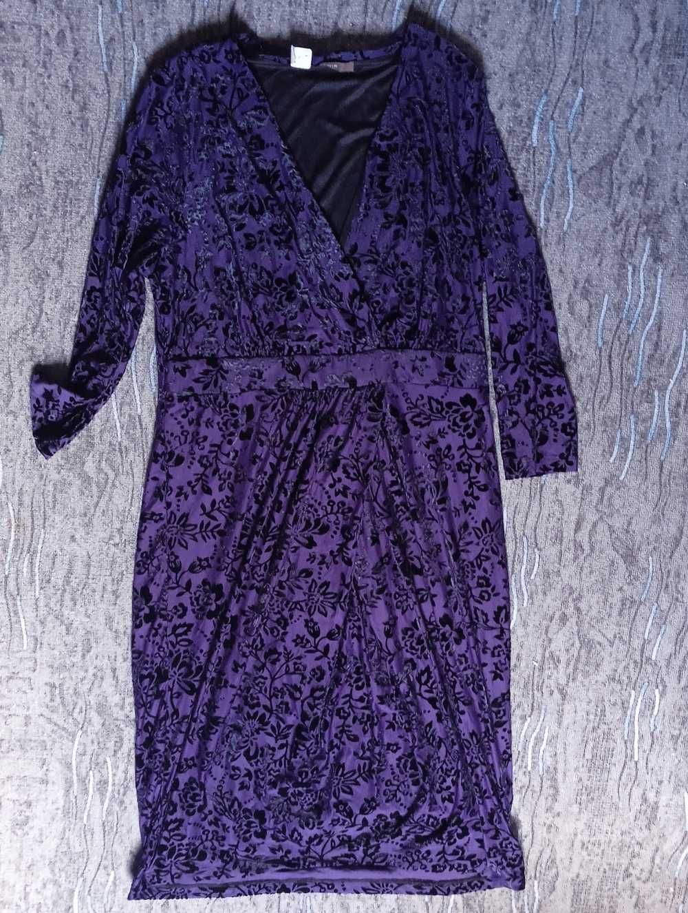 Elegancka sukienka ciemny fiolet czarny wzór r. 44